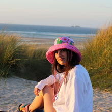 Cargar imagen en el visor de la galería, Gorro bucket con tiras Sour Cherry